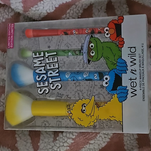 🎉HPx5🎉 Wet n Wild Sesame Street Makeup Brush Set - Picture 3 of 4